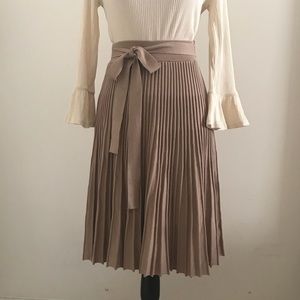 EUC Pleated knitted high waisted midi skirt
